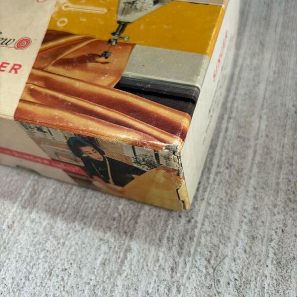 Singer Automatic Buttonholing With Touch & Sew No. 161829 - Picture 11 of 11